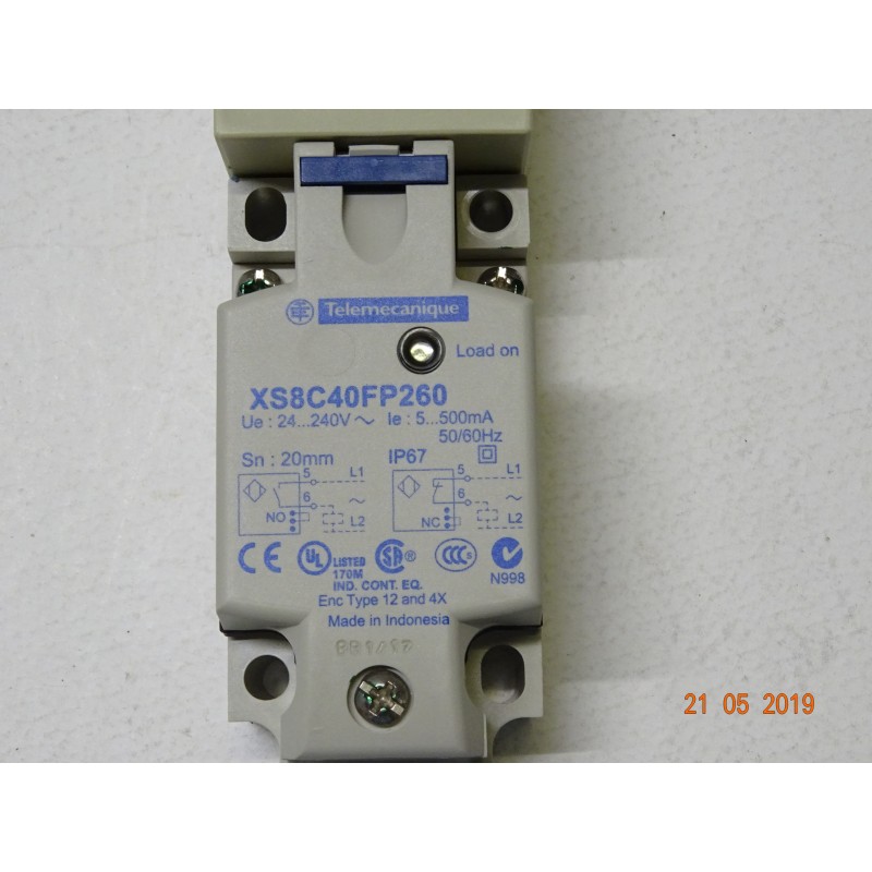 XS8C40FP260, Telemecanique, Sensor inductivo. XS8 40x40x117, plástico, Sn20mm, 24..240VAC, terminales