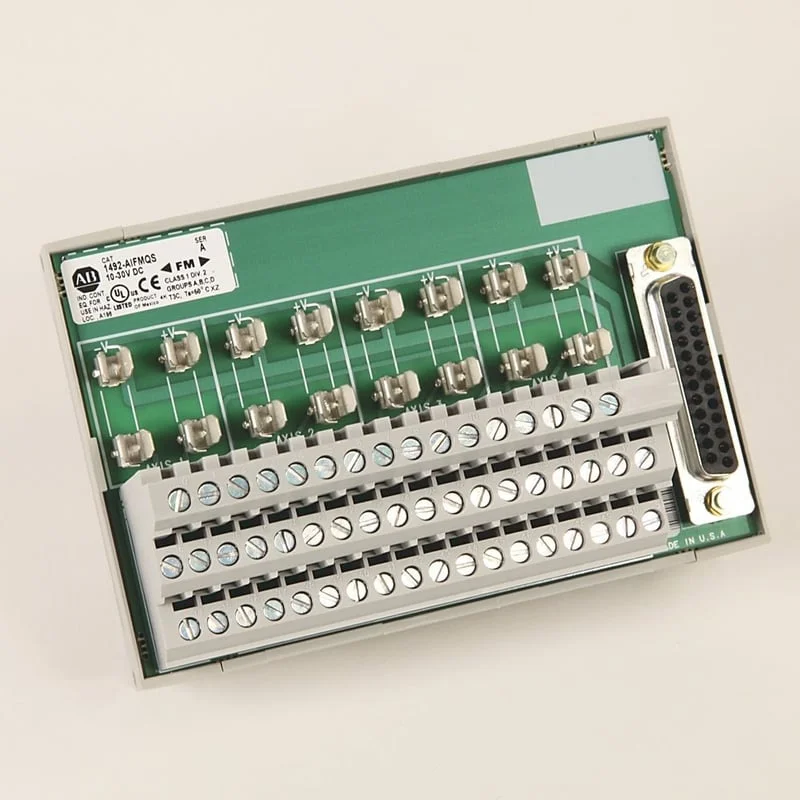 1492-AIFM8-F-5, Allen Bradley, Módulo de interfaz analógico, 8AI, AO 5 pines, fusible fundido LED.